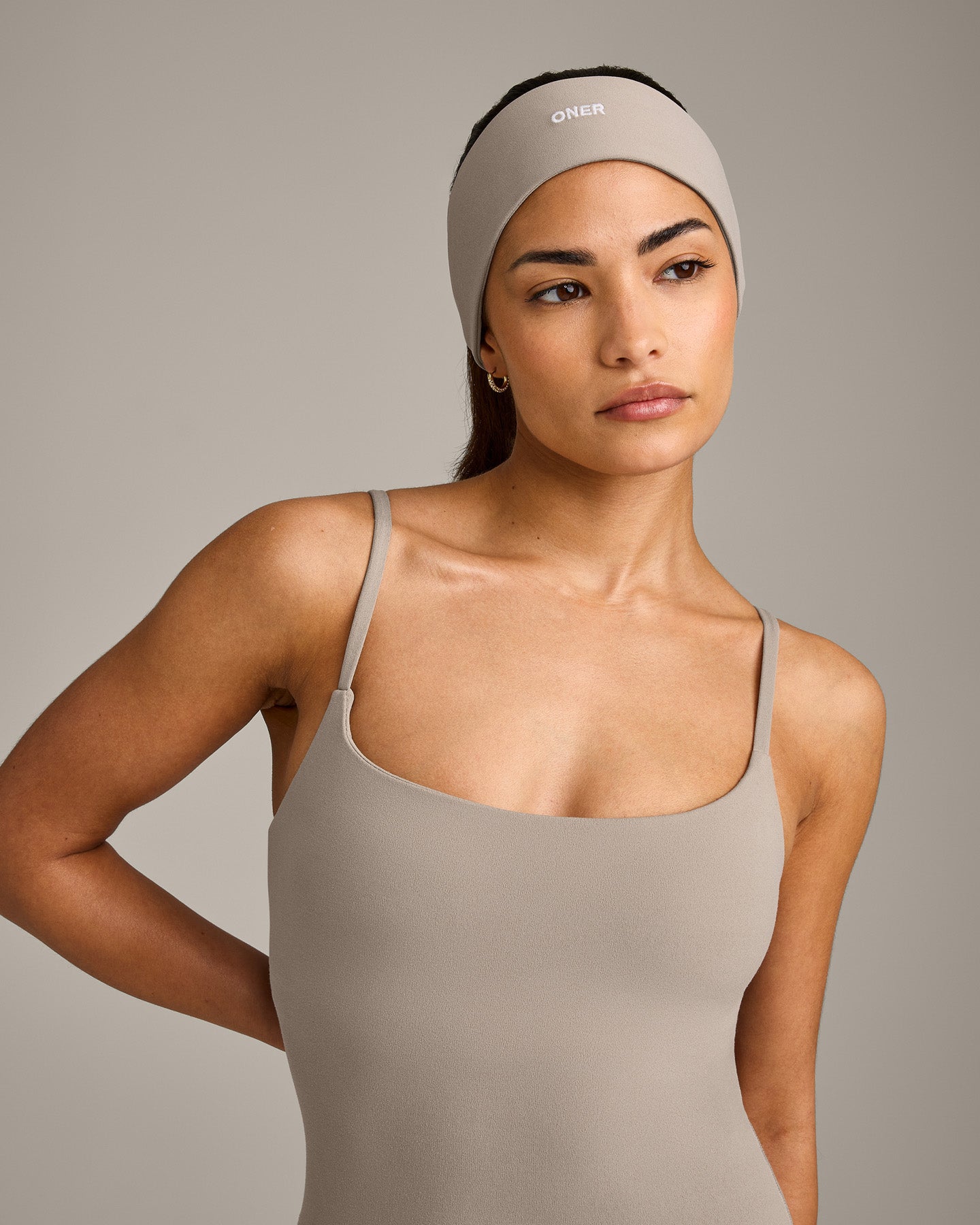 SoftMotion™ Headband with White Logo | Warm Sand